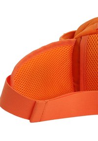 Mochila naranja con tejido de malla transpirable, secciones acolchadas y una correa ajustable para mayor comodidad y soporte.