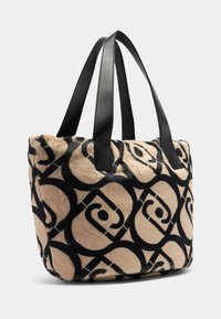 Borsa a tracolla in pelliccia sintetica con motivo beige e nero, con ampie tracolle in pelle nera, forma rettangolare e una texture morbida e soffice.