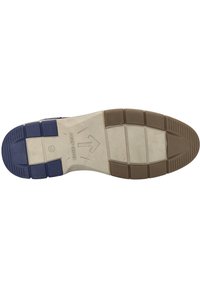 Schuhsohle mit einem zweifarbigen Design; dunkelblaue und hellbraune Abschnitte. Texturierte Rillen und Vertiefungen für besseren Halt. Logo auf der Sohloberfläche gedruckt.