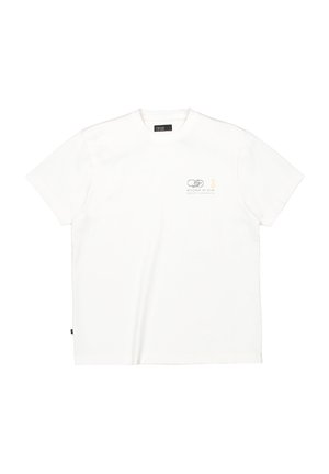 Weißes T-Shirt mit kurzen Ärmeln und Rundhalsausschnitt, mit kleinem schwarzen und gelben Logo sowie Text auf der linken Brust.
