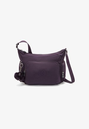 Bolso bandolera de poliéster púrpura con una textura suave, que cuenta con un bolsillo frontal con cremallera, un parche con el logo y un llavero decorativo de pom-pom.