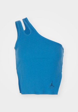 Blauw geribd tanktop met een schouderontwerp, twee bandjes en een klein zwart logo-accent rechtsonder.