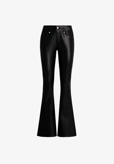 Črne široke hlače iz gladkega, sijočega materiala. Imajo oprijet pas, sprednje žepke in srebrno opremo na pasu.