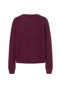 Pull en tricot épais de couleur bordeaux profond, présentant un motif texturé, des poignets et un ourlet côtelés, avec une coupe décontractée et un col large.