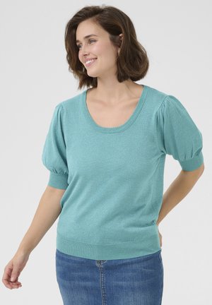 Un pull vert canard à manches courtes présentant un encolure arrondie, des manches bouffantes et un ourlet côtelé, réalisé dans un matériau tricoté doux et scintillant.