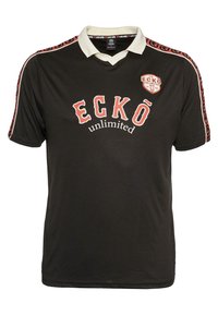 Polo negru cu un guler alb în contrast. Are inscripția "ECKŌ unlimited" în text roșu îndrăzneț și accente modelate pe mâneci.