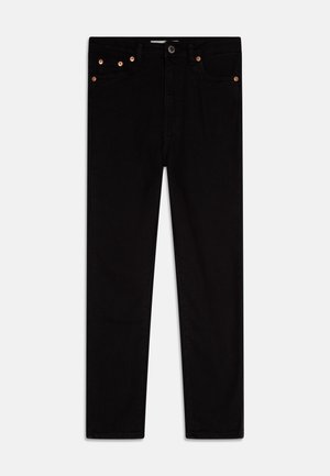 Jean noir à jambes droites avec cinq poches et détails en rivets de cuivre, fermeture par bouton et fermeture éclair, présenté sur fond blanc.