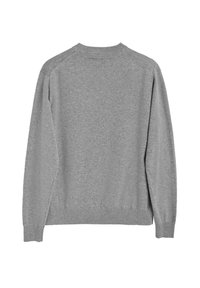 Suéter gris de manga larga con cuello redondo, hecho de una tela suave. Presenta puños y dobladillo acanalados, con una textura lisa y sencilla.