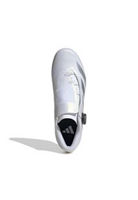 Scarpa da ciclismo bianca con un design elegante, caratterizzata da una tomaia liscia, un meccanismo di chiusura a rotella e una soletta nera con un logo.