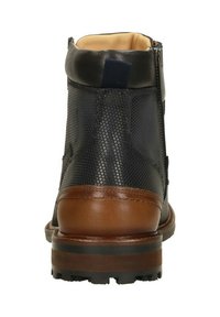 Donkerblauwe mesh enkellaars met bruine leren accenten, gladde textuur, zijrits en stevige zool met uitstekende profiel.