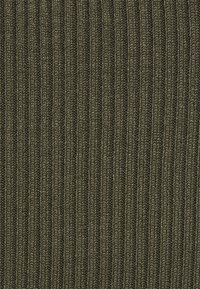 Tessuto a maglia testurizzato in verde oliva scuro con motivo a righe verticali e una leggera lucentezza. Il materiale appare morbido e flessibile.