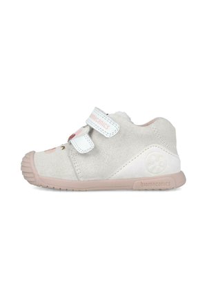 Zapato de niña pequeño en gris claro con parte superior de ante, acentos blancos, correas de Velcro y suela de goma rosa; cuenta con bordado floral en la parte frontal.