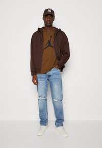 Jordan JUMPMAN SS CREW - T-shirt estampada - light olive/black