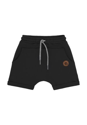 Czarne szorty dla malucha z podwiniętymi nogawkami, elastycznym pasem, biało-czarnym sznurkiem, przednimi kieszeniami oraz małą brązową naszywką z logo po prawej stronie.