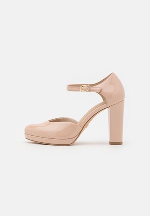 Beige laklæder Mary Jane-sko med høj hæl, rund tå og ankelrem med en guldbeklædt spænde.