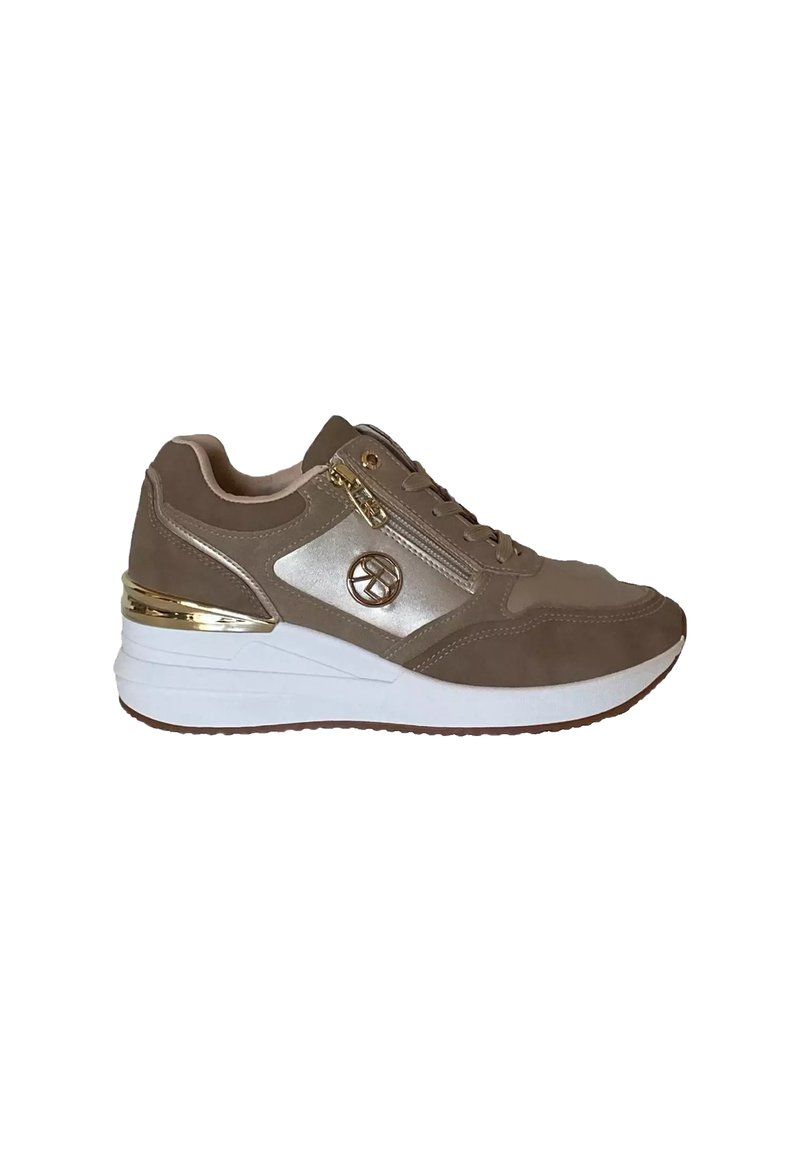 Sneaker marrone e beige con suola bianca, dettaglio della zip dorata e logo metallico di lato, progettato per l'uso quotidiano.