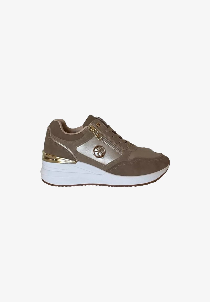 Sneaker marrone e beige con suola bianca, dettaglio della zip dorata e logo metallico di lato, progettato per l'uso quotidiano.