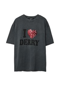 Szara, oversize koszulka wykonana z bawełny, z czarnym nadrukiem tekstu "I ♥ DERRY" oraz akcentem w postaci czerwonego serca z cekinów. Krótkie rękawy, okrągły dekolt.