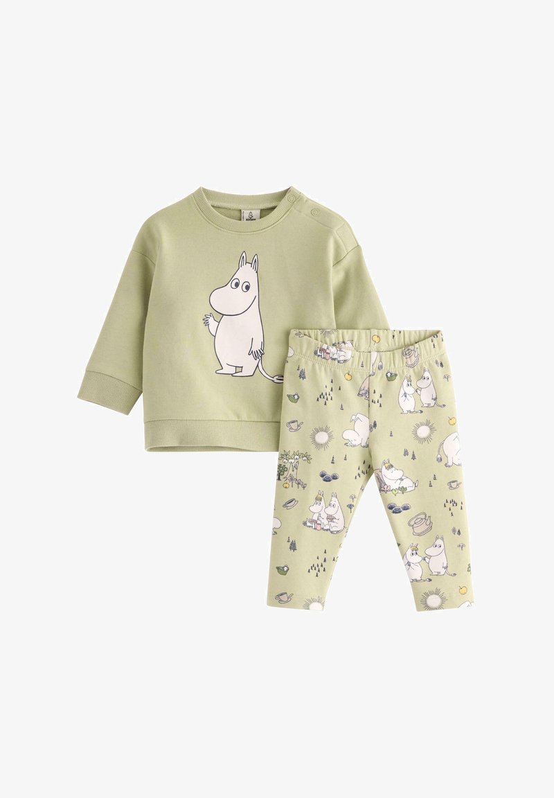 Green two-piece outfit featuring a sweatshirt with a Moomin character graphic and coordinating patterned leggings with various Moomin scenes.