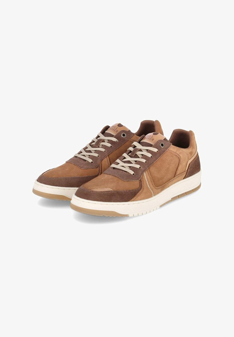 Bruine sneakers met mesh- en suède-materialen, een gevoerde kraag, contrasterende tan accenten en ronde veters op een witte rubberen zool.