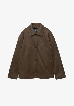 Jachetă din suede brun cu guler, închidere cu nasturi și buzunare laterale. Prezintă o textură netedă și un design simplu, modern.