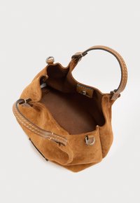 Barna színű, puha tapintású nubuk bőr kézitáska, kerek formával és bőr díszítésekkel. Két rövid fogantyúval és tágas belsővel rendelkezik.