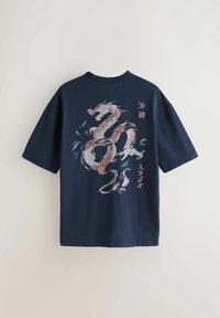 Meresinine T-särk, millel on suur stiliseeritud draakoni graafika ja vertikaalne Jaapani kiri seljal.