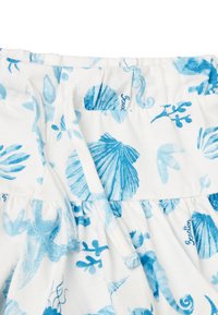 Pantaloni corti elasticizzati in tessuto bianco con grafiche a tema marino blu, vita elastica, cordoncino e piccolo dettaglio del logo in blu.