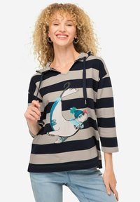 Felpa con cappuccio caratterizzata da righe blu navy e grigie, con una stampa grafica giocosa di un animale stilizzato che indossa un cappello, accentuata da un cordoncino.
