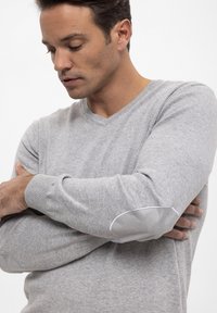 Felix Hardy BASIC V NECK ARM PATCH DETAIL - Trui - grey