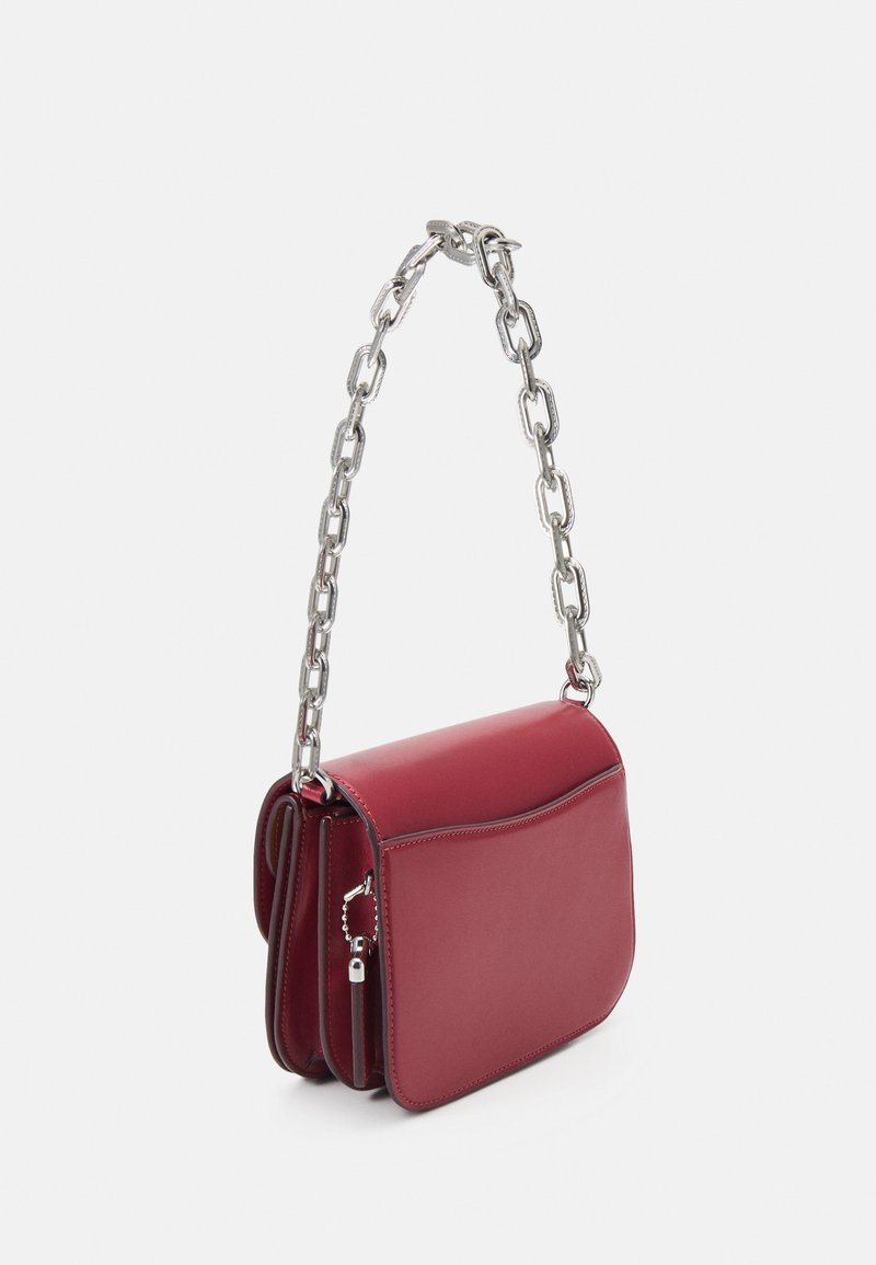 Rote Leder-Schultertasche mit einem silbernen Kettenriemen, glatter Textur, strukturiertem Design und einem Klappenverschluss mit einem dekorativen Hardware-Akzent.