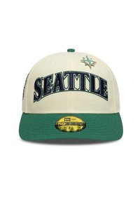 Gorra de béisbol crema con visera verde. "SEATTLE" bordado en grande en color navy. Presenta un logo de estrella y una etiqueta de tamaño en la visera.