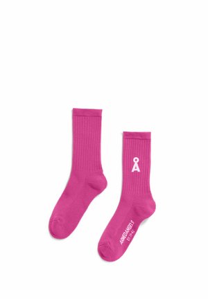 Hellpink gerippte Socken mit weißem Å-Logo auf einer Socke und dem Text "ARENAANGELS EU 39-42" auf der Sohle der anderen.