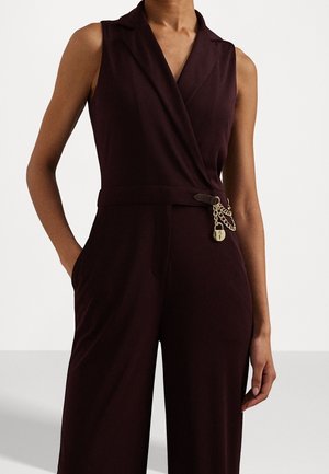 Bordeaux mouwloos jumpsuit met kraag, met een wikkelontwerp, zijzakken en een decoratieve gouden ketting met een slot accent.