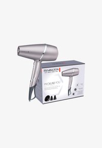 Η πιστολάκι μαλλιών Remington ProLuxe σε ασημί χρώμα με κομψό σχεδιασμό, υφή λαβής και συμπεριλαμβανόμενα αξεσουάρ στυλ που απεικονίζονται στη συσκευασία του.
