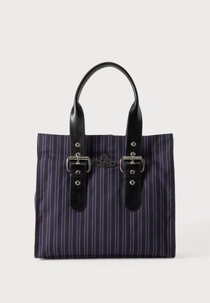 Bolso tote azul marino con finas rayas verticales rojas y blancas, asas de cuero negro con hebillas plateadas y logotipo central en relieve.
