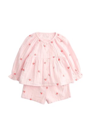Lyserødt sæt til småbørn med langærmet knapbluse og matchende shorts, dekoreret med små røde rosenprint.