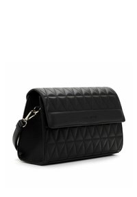 Borsa a tracolla in pelle nera trapuntata con motivo triangolare, chiusura a pattina e tracolla staccabile con hardware metallico.