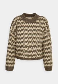 Hřejivý pletený svetr s hnědým a krémovým geometrickým vzorem, žebrovaným kulatým výstřihem, manžetami a lemem, dlouhými rukávy a volným střihem.
