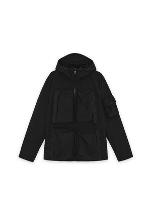 Čierna kapucňová bunda so zipsom vpredu, štyrmi veľkými vreckami s chlopňami a ďalším vreckom na ľavom rukáve so zapínaním na gombík.