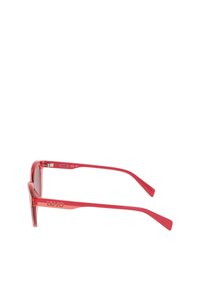 Occhiali da sole trasparenti rossi con montatura di design rettangolare. Logo di marca ben visibile sulle tempie; superficie liscia e bracci eleganti.