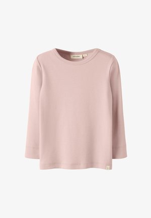 Hele roosa pikkade varrukatega T-särk, valmistatud pehmest puuvillast, millel on ümara kaelusega ja väike bränditud silt alumise vasaku ääre juures.