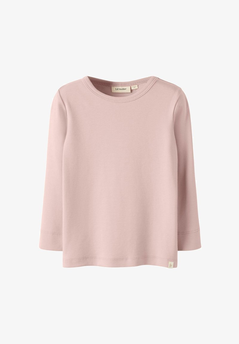 Jasnoróżowa bluzka z długim rękawem wykonana z miękkiej bawełny, z okrągłym dekoltem i małą markową metką na lewym dolnym brzegu.