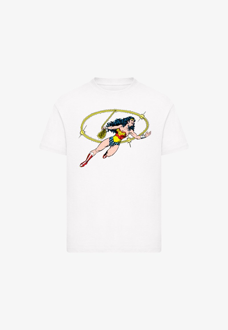 Weißes T-Shirt mit Wonder Woman in ihrem klassischen Kostüm, die ihren leuchtenden goldenen Lasso in Aktion über die Brust schwingt.