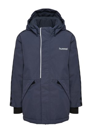 Navyblå isoleret jakke med hætte, forreste lynlås dækket af flap, sidelommer, sorte striber langs ærmerne og "hummel" logo på brystet.