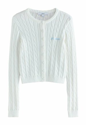 Weißes, kurz geschnittenes Strick-Cardigan mit langen Ärmeln, rundem Ausschnitt, vorderer Knopfleiste und kleinem blau besticktem Schriftzug auf der linken Brust.