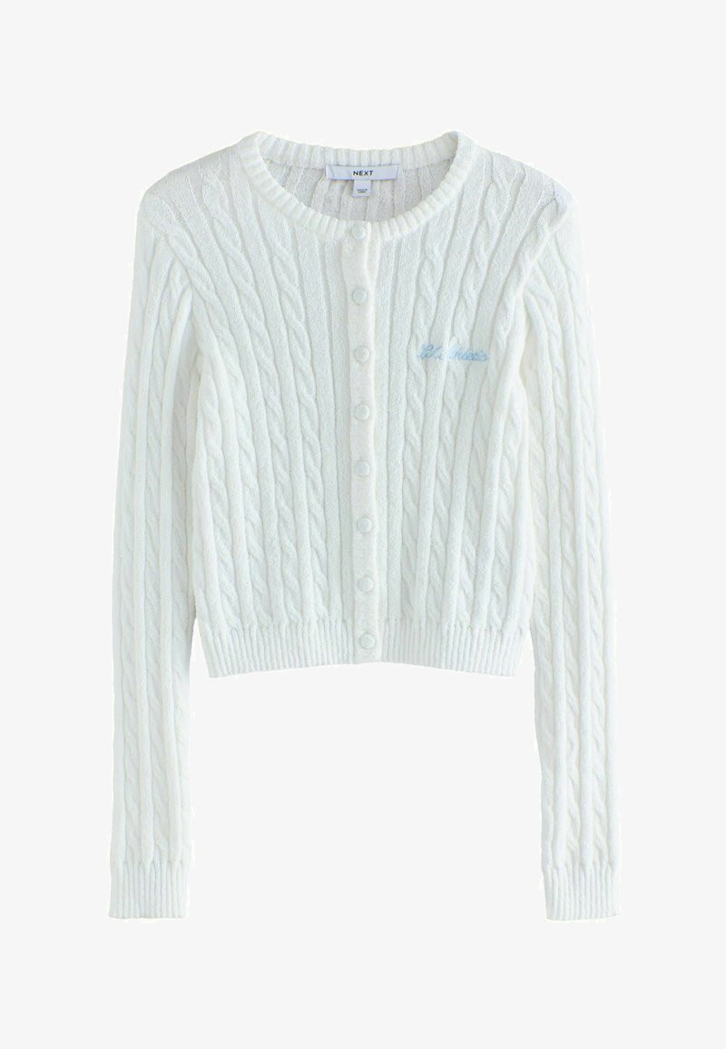Cardigan court blanc en maille torsadée avec manches longues, col rond, fermeture boutonnée devant et petit texte bleu brodé sur le côté gauche de la poitrine.