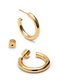 Orecchini a cerchio color oro con una finitura liscia e lucida. Presentano una forma circolare, un cerchio completo e una supporto cilindrico separato.