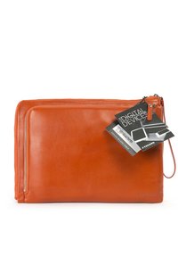 Oranje leren laptoptas met een ritssluiting, voorzien van een afneembare polsband en een label met informatie over compatibiliteit met digitale apparatuur.