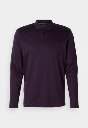 Langermet polo skjorte i mørk lilla stoff med knappet krage og subtil "BOSS" logo på brystet. Glatt tekstur.
